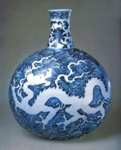 Blue-and-white-porcelain-flat-vase-with-dragon-pattern-of-Ming-Dynasty